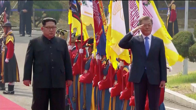 Ảnh: Ông Kim Jong-un là lãnh đạo đầu tiên của Triều Tiên tham gia duyệt đội nghi thức Hàn Quốc Ảnh: Ông Kim Jong-un là lãnh đạo đầu tiên của Triều Tiên tham gia duyệt đội nghi thức Hàn Quốc